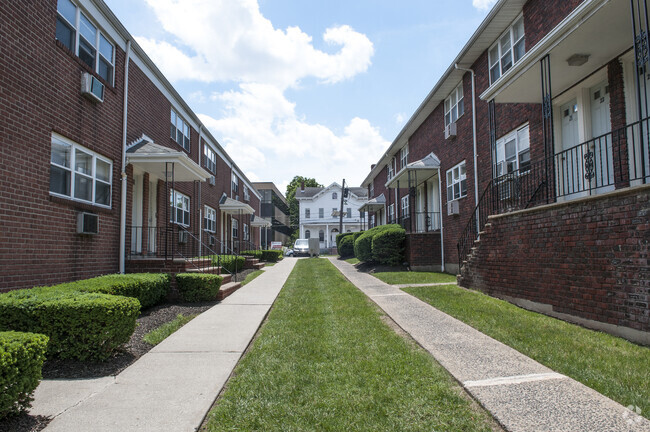 Building Photo - Essex Gardens Rental