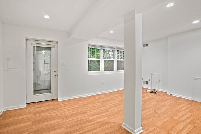 Photo - Wonderful Woodley 1 Bedroom with Parking
