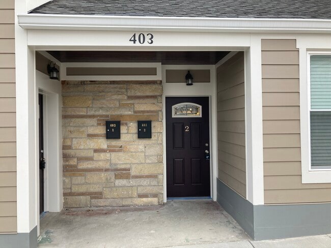 Building Photo - 600 Center St Unit 403 Ward Apt 2