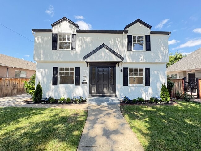 Building Photo - Charming Downton Lodi Home