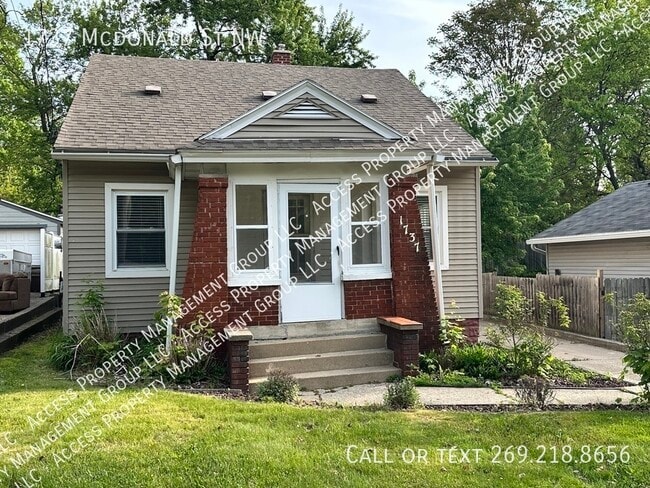 Photo - 1737 Mc Donald St NW House