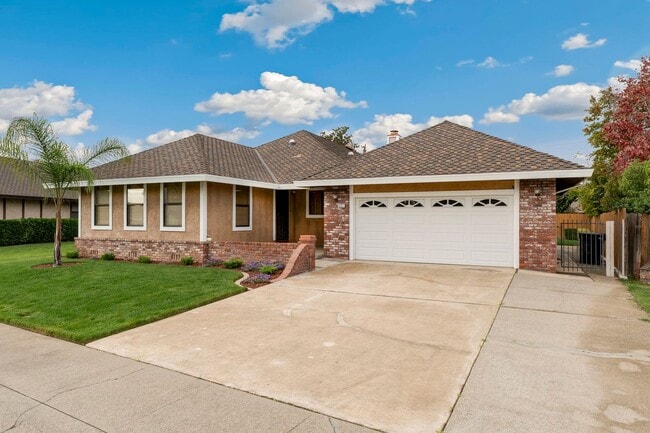 Photo - Quiet & Central Neighborhood - 3 Bedroom 2 Bathroom - Large Yard - Lawn Service Provided!