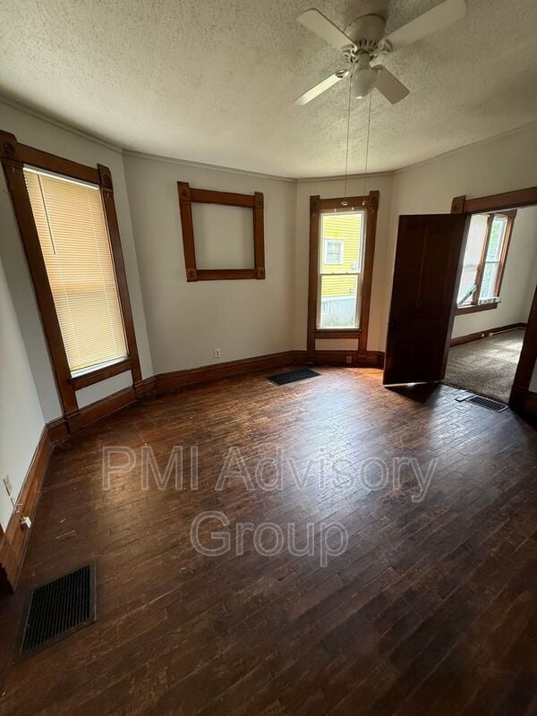 Photo - 105 SW Buchanan St