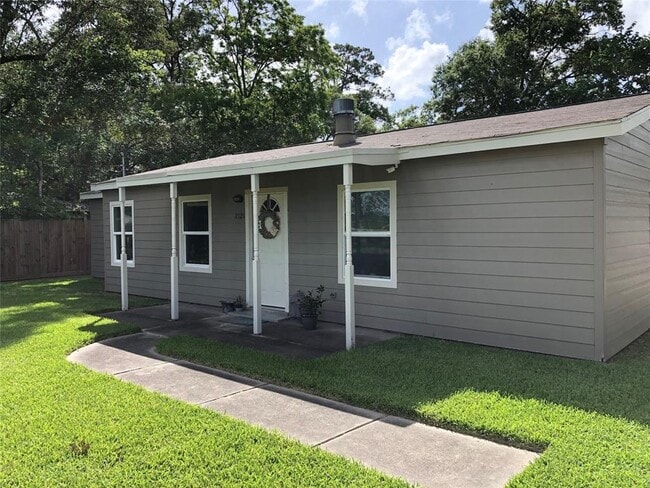 Building Photo - 2121 Holly Dr