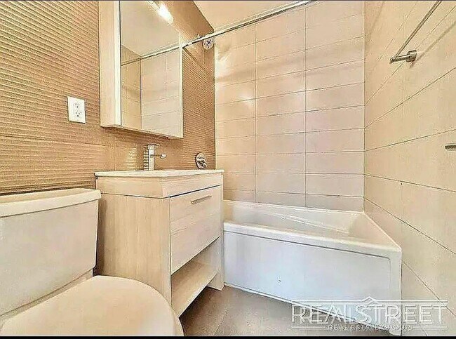 Photo - Super Sunny Gorgeous 2 Queen Size Bedroom in Prime Clinton Hill! Unit 2