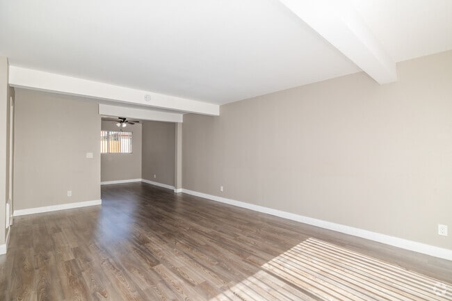 2BR, 2BA - 1,000SF - Living Room