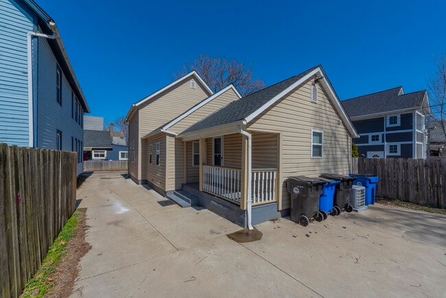 rear/parking - 3115 Hancock Ave