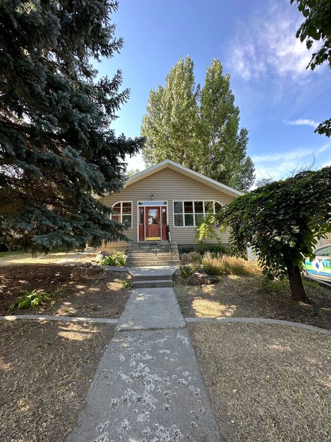 Photo - Charming 3 bed 2 bath home in Rexburg, close to campus!