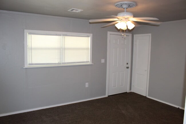 Photo - 902 NW 99th St