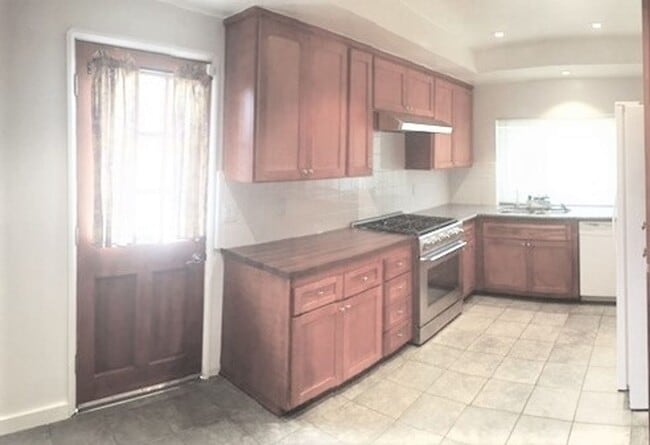 Photo - LA7906 (RUBS - Manual) Unit Front House