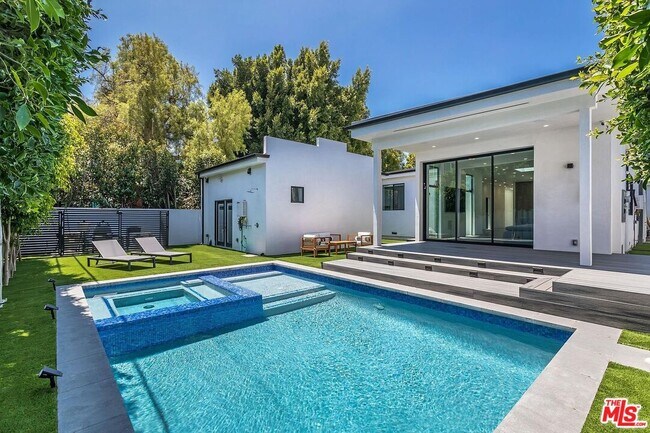1948 S Point View St