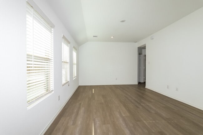 Photo - 919 Silver Birch Br