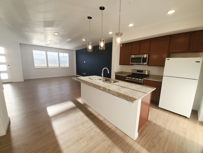 Photo - Newer Townhouse in Ideal North Gate Location!