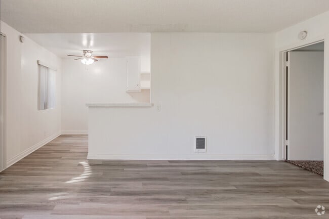 1BR, 1BA - 662SF - Living Room
