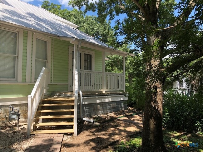 Photo - 414 W San Antonio St