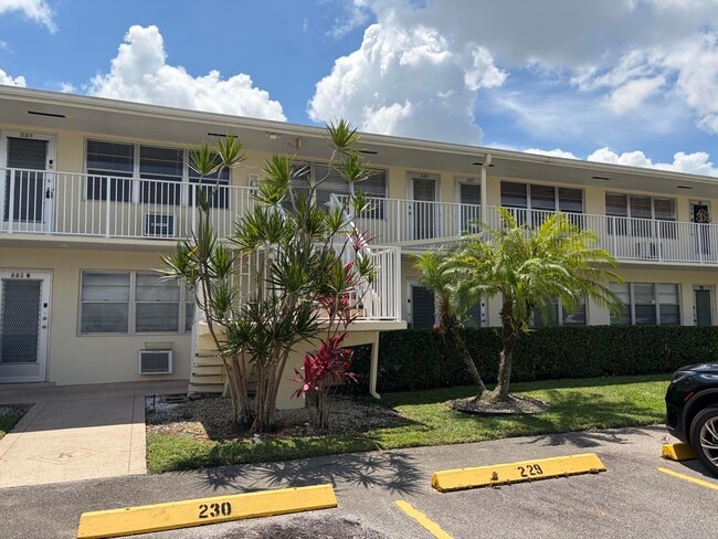 Building Photo - 220 Berkshire K Unit 220