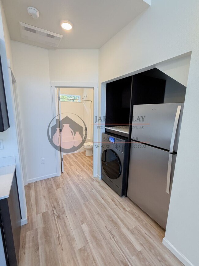 Photo - 2544 Gilbert St S