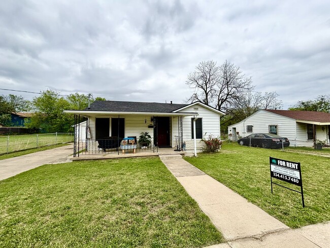 Photo - Updated 3-bedroom house with HUGE YARD!!