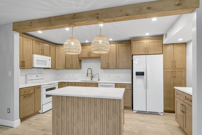 Building Photo - 1575 SW Silver Pine Way Rental