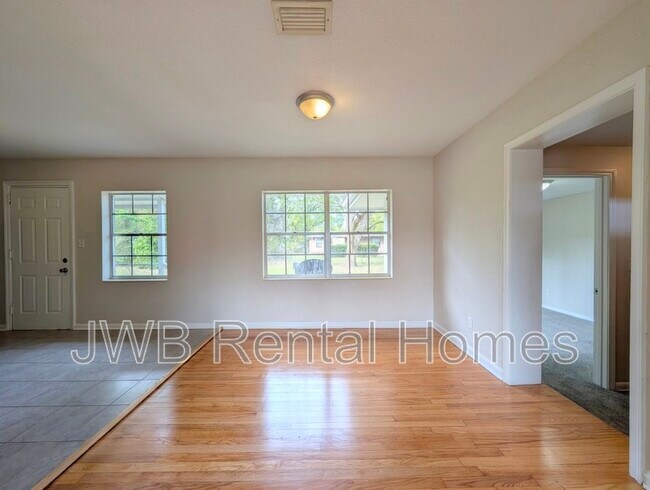 Photo - 7818 Caxton Cir W