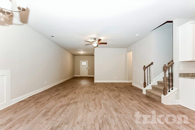 Photo - 817 Crescent Way