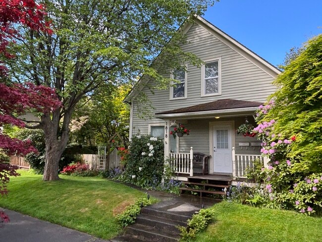 Building Photo - 1818 Hoyt Ave Unit Duplex