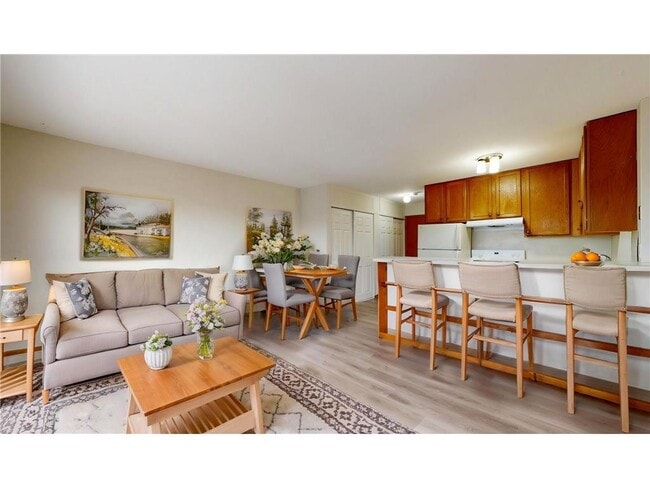 Building Photo - 2216 Pleasant Ave Unit 205