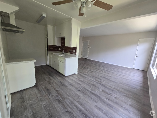 Building Photo - 13531 Wyandotte St Unit 6 Rental