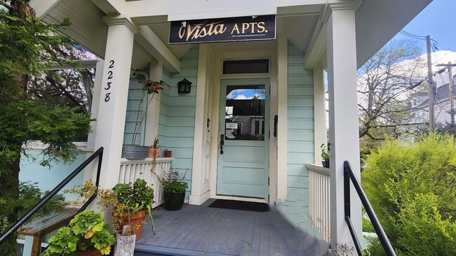 Building Photo - 2234-2238 SW Vista Ave Unit 2