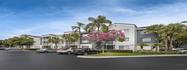 Zona de aparcamiento con vista exterior del edificio. - Avana at the Moors