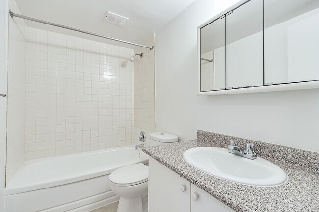 Photo - 300 Eglinton Ave E