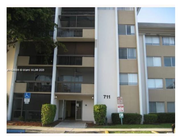 Building Photo - 711 N Pine Island Rd Unit 410 Rental
