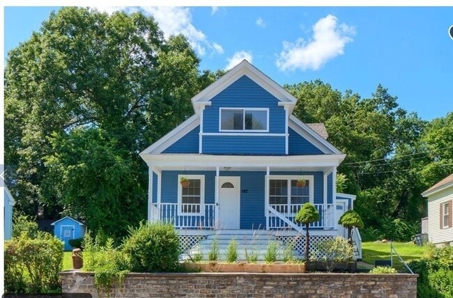 Building Photo - 142 E Meadow Rd