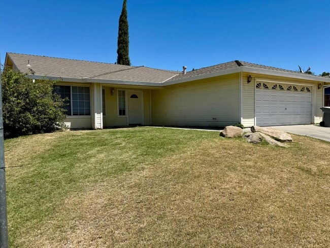 Building Photo - Nice 3 bed 2 bath house on a corner lot, a...