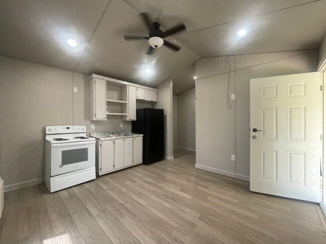 Building Photo - AVAILABLE NOW 1 BED 1 BATH EFFICIENCY MOBI... Rental