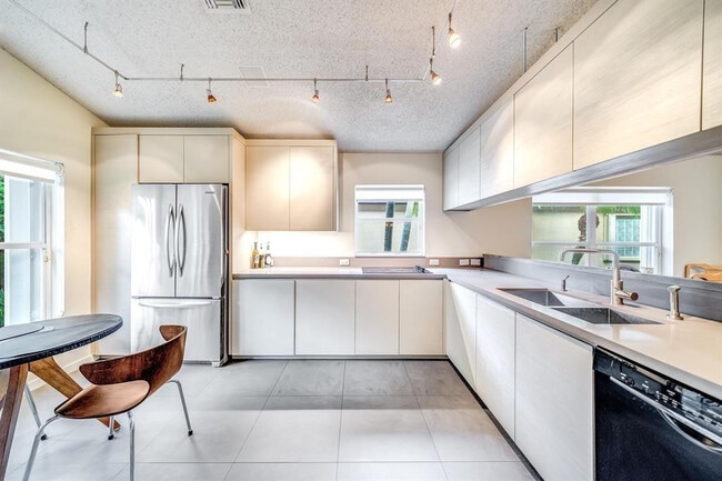 Photo - 7638 Charing Cross Ln