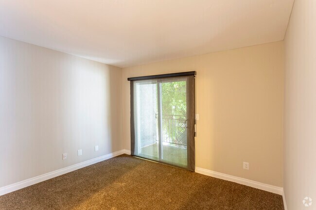 2 BR, 2 BA - 725 SF