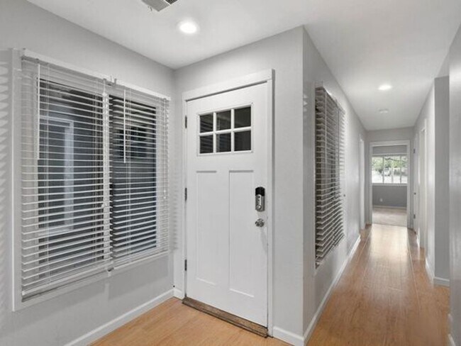 Photo - ***$500 off 1st Month Rent*** Bright & Bea...