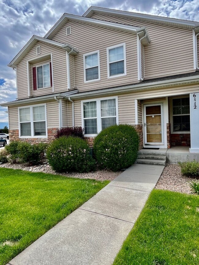 Building Photo - Beautifully Updated 3 Bedroom Town Home