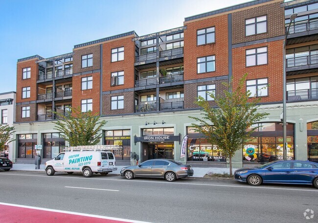 Building Photo - 1333 W Broad St Rental
