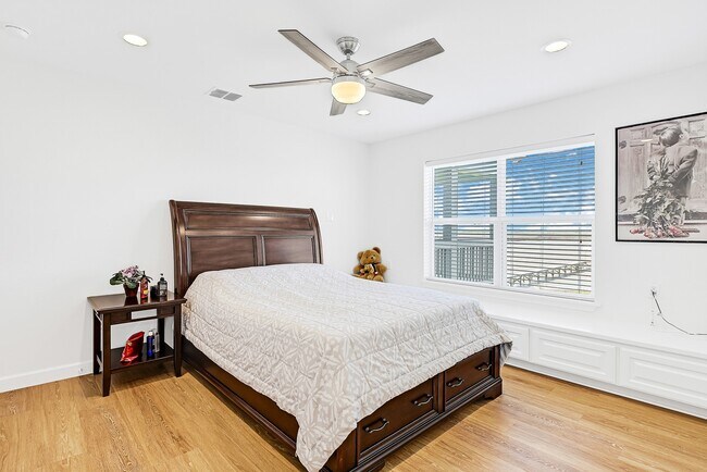 Photo - 747 Waypoint Dr
