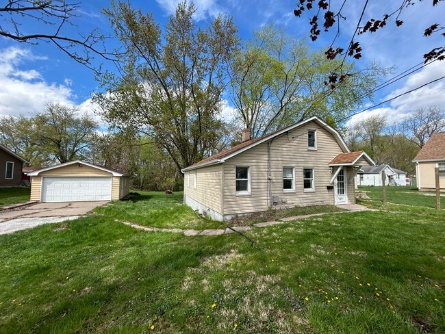 Building Photo - 3 bedroom 1 bath house in East Moline