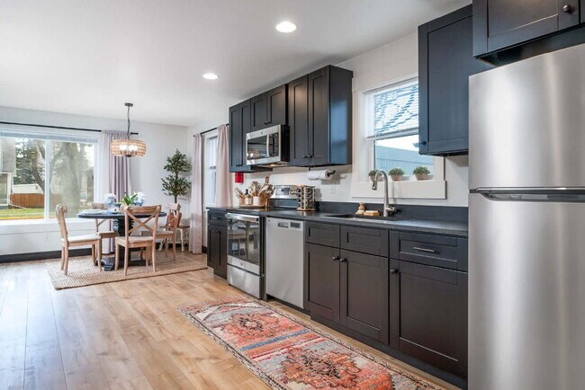Centrally located fully furnished (Avail. Oct-May)