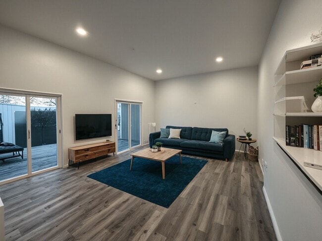 Building Photo - Large 3 Bedroom 3 Bathroom Condo for Rent Unit D