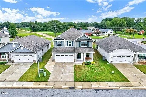 Photo - Room in House on Boomer St