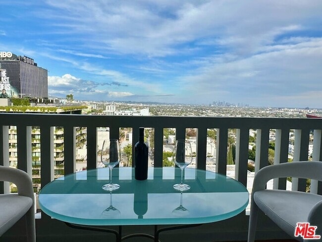 Photo - 999 N Doheny Dr Unidad 1207