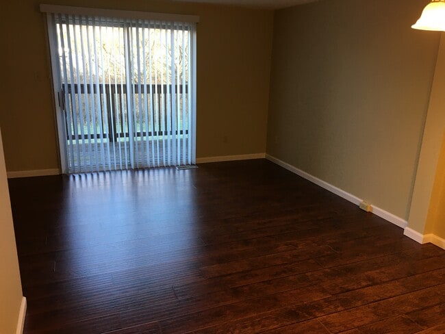 Living room - 103 Shadowlawn Dr