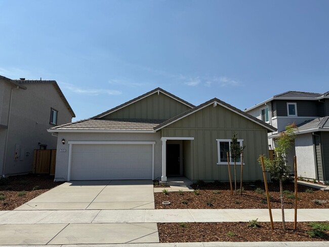 Building Photo - Beautiful 4 bed 2 bath located in West Ros... Rental
