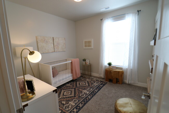 Photo - 124 W Silver Springs Dr