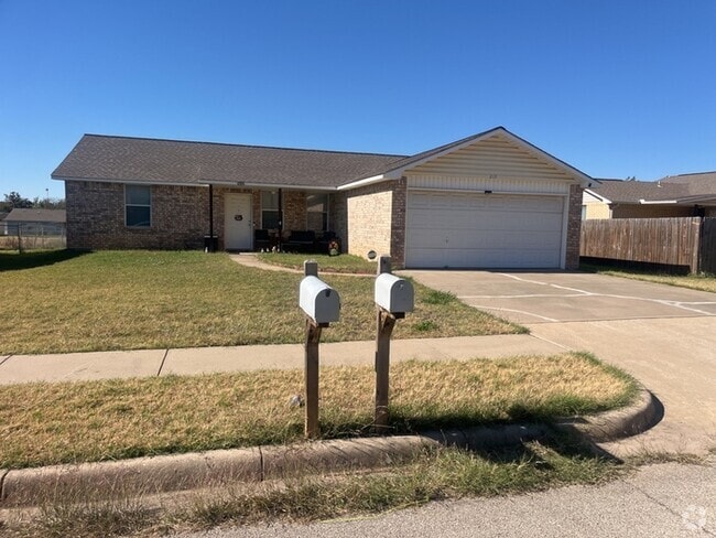 Building Photo - 3/2/2 Old Granbury Estates! Very nice home...